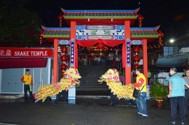 A pair of lions waiting to welcome Y.B. Dato' Abdul Malik for the Switching-on Lights Ceremony